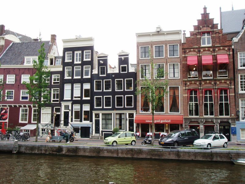 Krzywe domy Amsterdamu